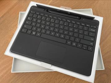 Amper gebruikte Microsoft Surface Pro X + keyboard & slimpen beschikbaar voor biedingen