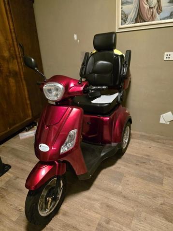 Scootmobiel rood 3 wielen beschikbaar voor biedingen