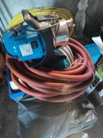 Waterpomp met slangen en tuinsproeier., Tuin en Terras, Ophalen, Zo goed als nieuw
