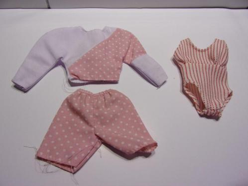 Barbie Kleertjes Pakje met paars label en zwempak, Verzamelen, Poppen, Zo goed als nieuw, Kleertjes, Ophalen of Verzenden