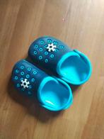 Leuke blauwe klompjes met voetbal motief, Slofjes, Jongetje of Meisje, Ophalen of Verzenden, Zo goed als nieuw