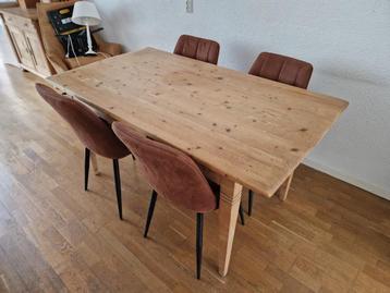 Grenen eethoektafel met vier mooie stoelen beschikbaar voor biedingen