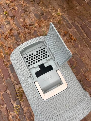 Praktische grijze kattenbak met lade. beschikbaar voor biedingen