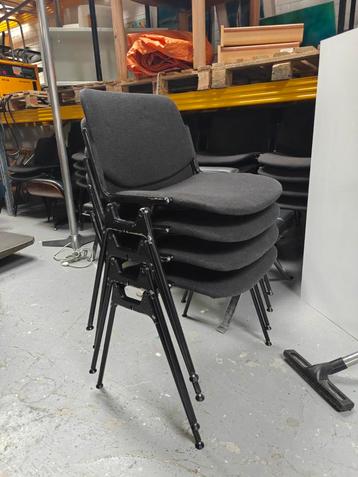 Grote partij Castelli stoelen 70stuks beschikbaar voor biedingen