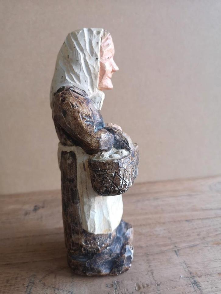 Beeldje; vrouw met mand met eieren, Antiek en Kunst, Kunst | Beelden en Houtsnijwerken, Ophalen of Verzenden