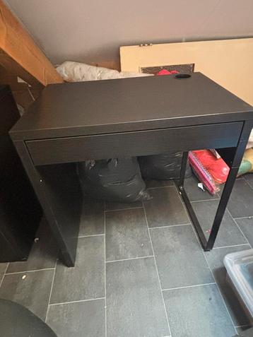 Zwart bureau  beschikbaar voor biedingen