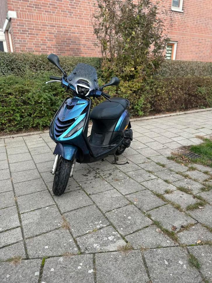 Piaggio zip 4t 2v 50cc brom, Fietsen en Brommers, Scooters | Piaggio, Zo goed als nieuw, Zip, Benzine, Ophalen