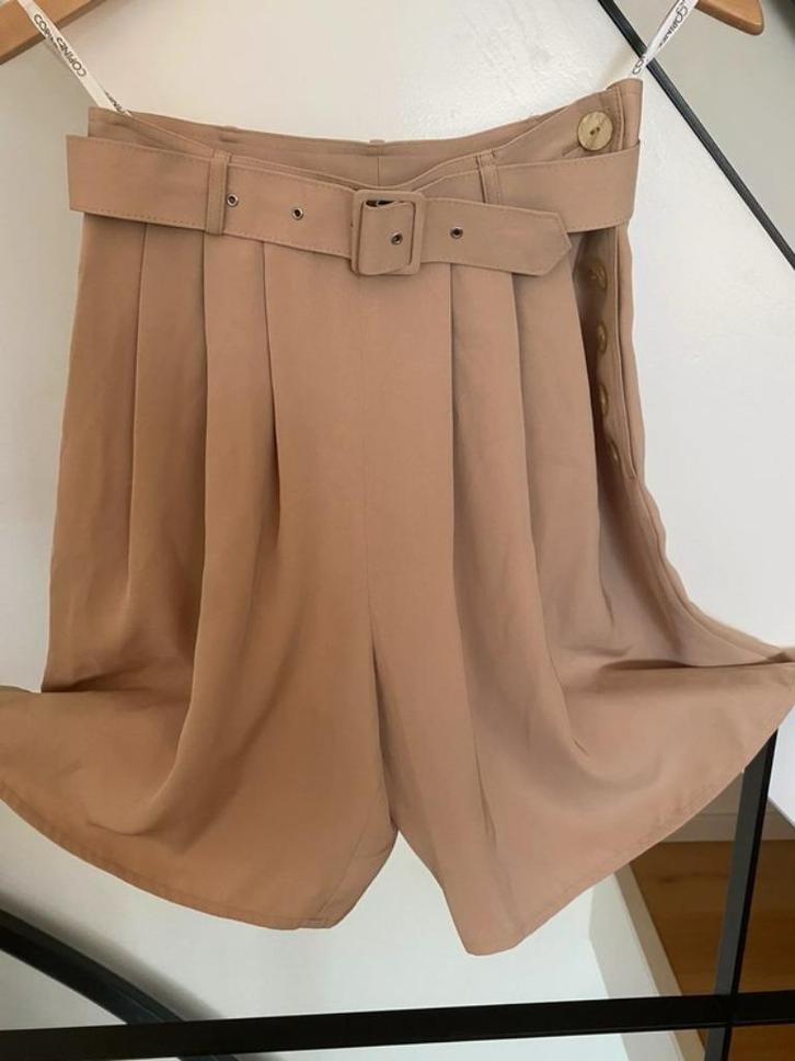 Nieuw: Mooie beige broek rok van Copines - maat 38, Kleding | Dames, Broeken en Pantalons, Nieuw, Maat 38/40 (M), Beige, Ophalen of Verzenden