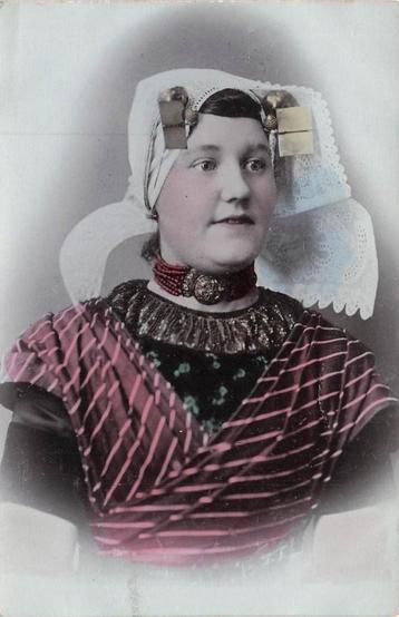 AZ313 Fotokaart klederdracht Zeeland begin 1900 beschikbaar voor biedingen