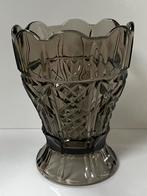 Artdeco geperste glazen vaas jaren 50/70 in smokey grey tint, Antiek en Kunst, Antiek | Vazen, Ophalen