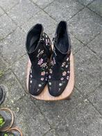 Dames schoenen in bloemen, Zwart, Ophalen of Verzenden, Sneakers of Gympen, Zo goed als nieuw
