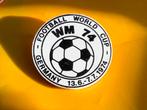 Plastic badge WK voetbal 1974 wereldkampioenschap, Verzamelen, Speldjes, Pins en Buttons, Ophalen of Verzenden, Gebruikt, Sport