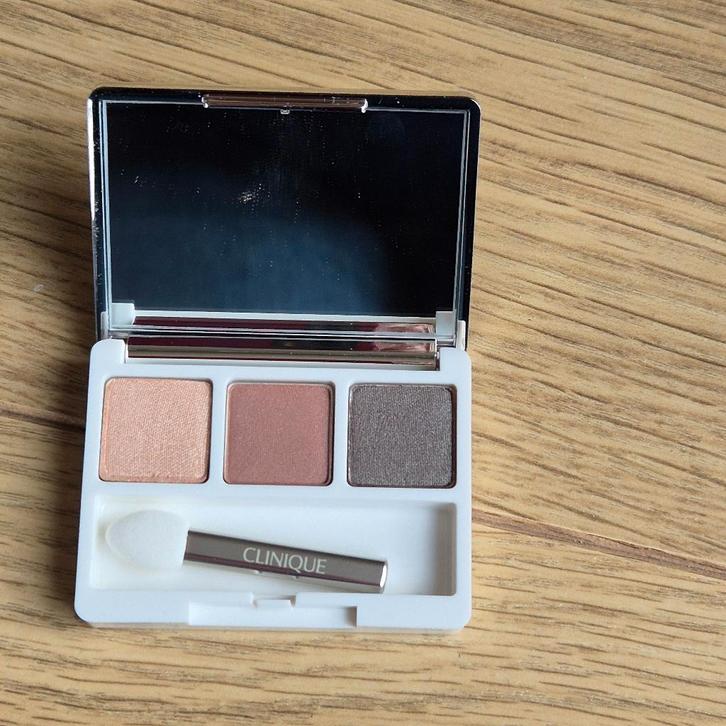 Clinique all about shadow trio oogschaduwset (nieuw), Sieraden, Tassen en Uiterlijk, Uiterlijk | Gezichtsverzorging, Nieuw, Overige typen