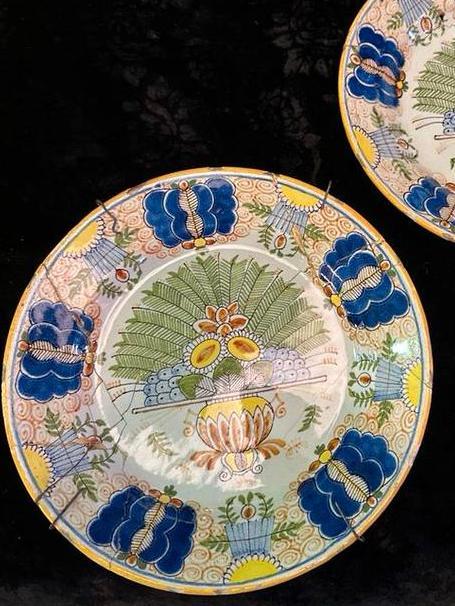 2 Antieke Makkum Tigelaar Borden Pauwstaart, Antiek en Kunst, Antiek | Wandborden en Tegels, Ophalen of Verzenden