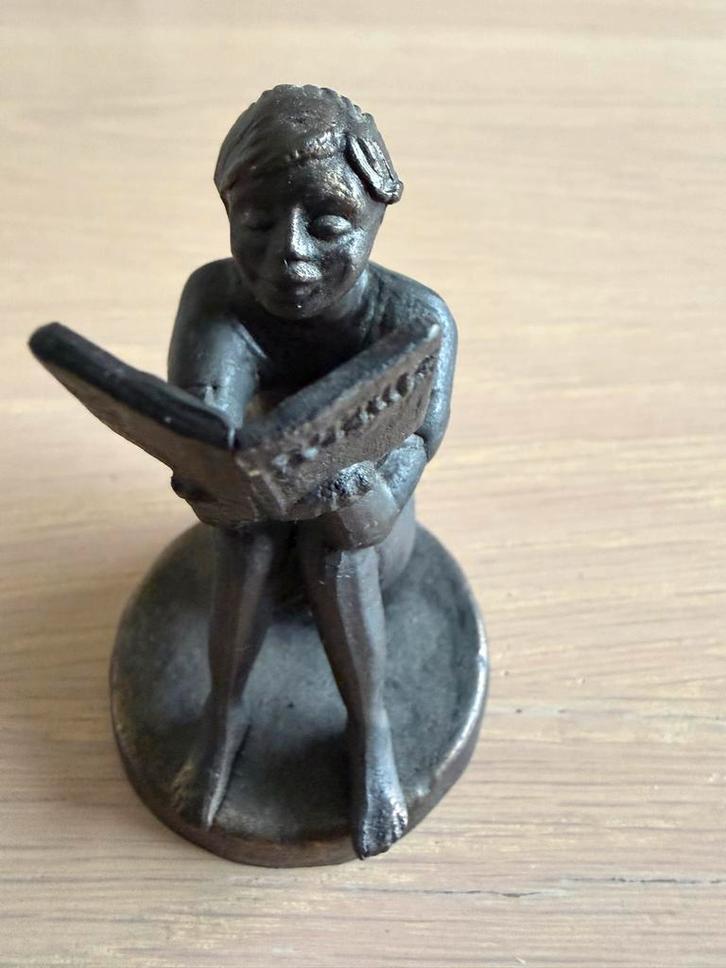 Bronzen beeldje 'Lezend Meisje' - Corry Ammerlaan, Antiek en Kunst, Kunst | Beelden en Houtsnijwerken, Ophalen of Verzenden