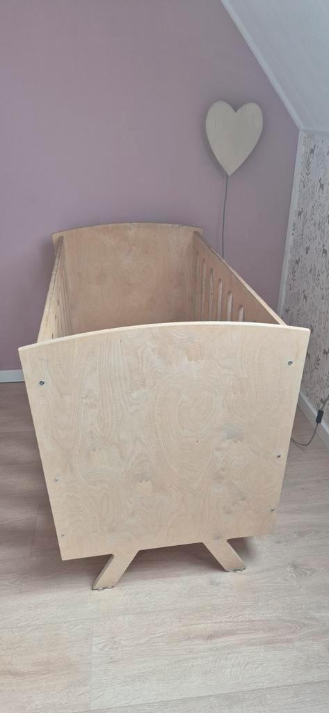 2 houten ledikanten met matrassen, Kinderen en Baby's, Babywiegjes en Ledikanten, Zo goed als nieuw, Ledikant, Ophalen