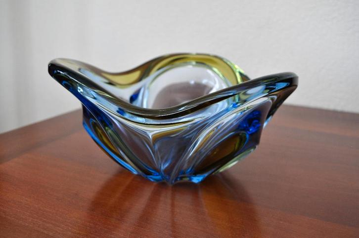 KLEINE Vintage Triangel Fruit Schaal Gekleurd Glas 20 cm, Antiek en Kunst, Curiosa en Brocante, Ophalen