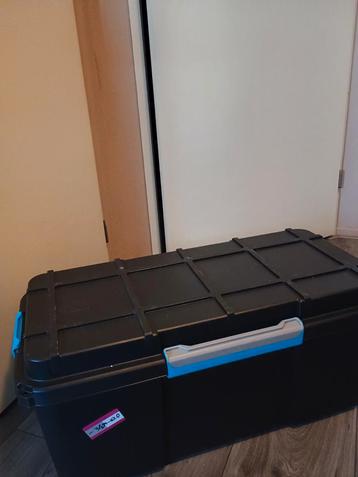 Grote Zwarte Krat met Deksel - Zo Goed Als Nieuw beschikbaar voor biedingen