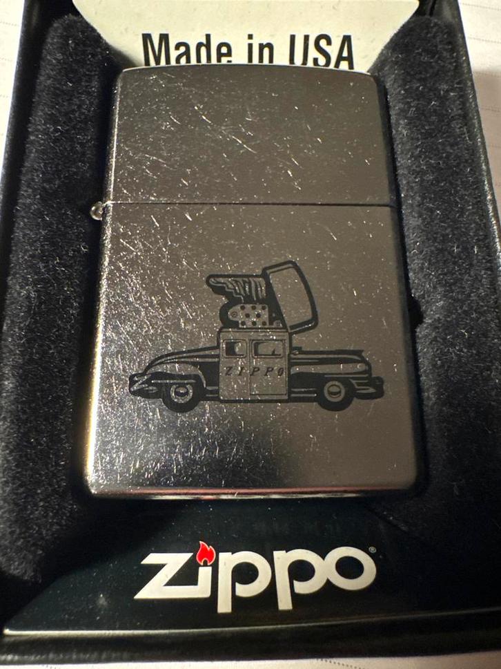 Zippo Aansteker - Auto Design - Made in USA, Verzamelen, Rookartikelen, Aanstekers en Luciferdoosjes, Zo goed als nieuw, Aansteker