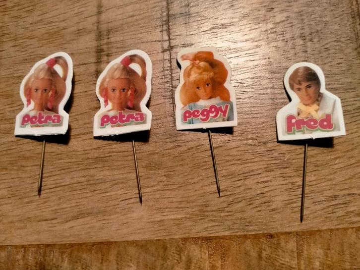 Peggy Fred Petra vintage barbie logo plastic speldjes dolls, Verzamelen, Speldjes, Pins en Buttons, Gebruikt, Merk, Ophalen of Verzenden