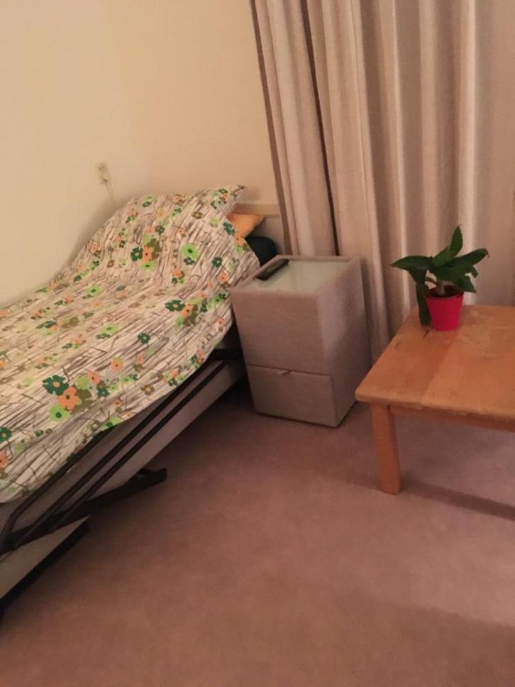 luxe 1 persoons zorgbed (80 x 200) met mooi nachtkastje, Diversen, Verpleegmiddelen, Gebruikt, Ophalen