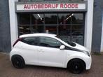 Toyota Aygo 1.0 VVT-i x-joy AUTOMAAT,AIRCO,NIEUWE APK !, Gebruikt, Met garantie (alle), 4 stoelen, Wit