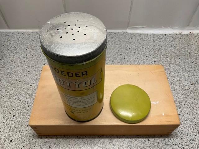 poederblikje Inotyol poeder voor kleine kinderen, Verzamelen, Blikken, Zo goed als nieuw, Overige, Ophalen of Verzenden