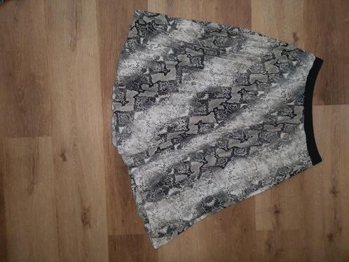 slangen print plisse rok maat 42, Kleding | Dames, Rokken, Zo goed als nieuw, Maat 42/44 (L), Onder de knie, Ophalen of Verzenden