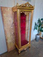 Klassieke goudkleurige vitrine met rood gestoffeerde, Ophalen of Verzenden, 25 tot 50 cm, 150 tot 200 cm