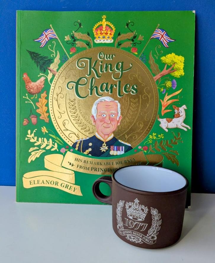Boek Our King Charles & kop Queen's Silver Jubilee, Verzamelen, Koninklijk Huis en Royalty, Gebruikt, Servies, Buitenland, Ophalen of Verzenden