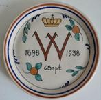 Aardewerk wandschotel 1898 W 1938, Verzamelen, Koninklijk Huis en Royalty, Ophalen of Verzenden, Gebruikt, Nederland, Servies