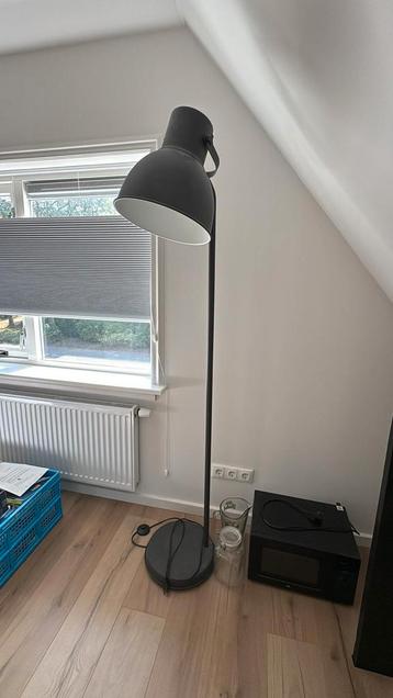 Mooie zwarte vloerlamp te koop! beschikbaar voor biedingen