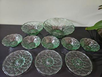 Set van diverse schalen en schotels van vintage groen glas beschikbaar voor biedingen