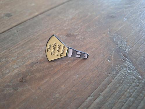 1 pin van een Zaklamp tekst: The Truth Is Out There te koop, Verzamelen, Speldjes, Pins en Buttons, Nieuw, Speldje of Pin, Overige onderwerpen