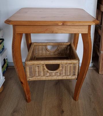 Grenen bijzettafel met rieten mand 45 x 45 x h50,5 cm *l beschikbaar voor biedingen