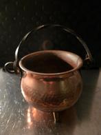 Vintage koperen hamerslag statiefpot met gietijzeren hengsel, Ophalen of Verzenden