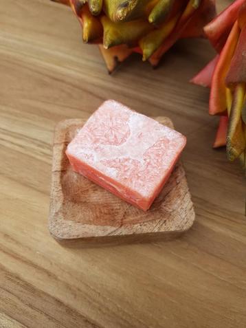 Amberblokje op mangohout schaaltje beschikbaar voor biedingen