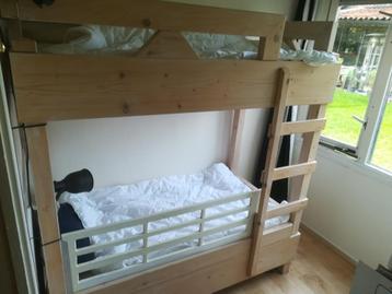 Mooi kinderstapelbed van massief hout. beschikbaar voor biedingen