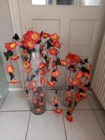 Twee vazen met heel vrolijke aparte zijde bloemen, Zo goed als nieuw