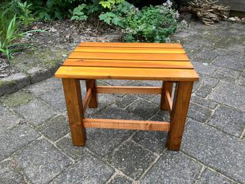 Bijzettafeltje / krukje / plantentafeltje beschikbaar voor biedingen