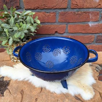 Vintage donkerblauw emaille vergiet met zwarte rand beschikbaar voor biedingen