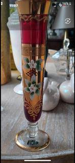 Vaas in rood glas met goud bewerkt en bloem-deco, Ophalen of Verzenden