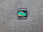 1 slipper pin met de tekst Te Calmas O Te Calmo te koop, Ophalen of Verzenden, Nieuw, Overige onderwerpen, Speldje of Pin