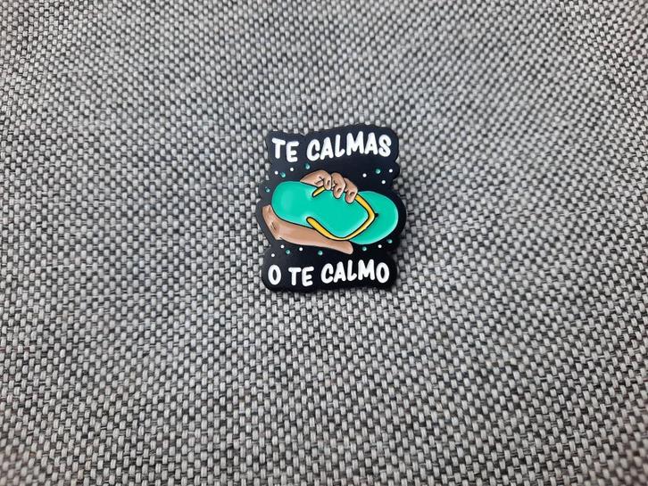 1 slipper pin met de tekst Te Calmas O Te Calmo te koop, Verzamelen, Speldjes, Pins en Buttons, Nieuw, Speldje of Pin, Overige onderwerpen