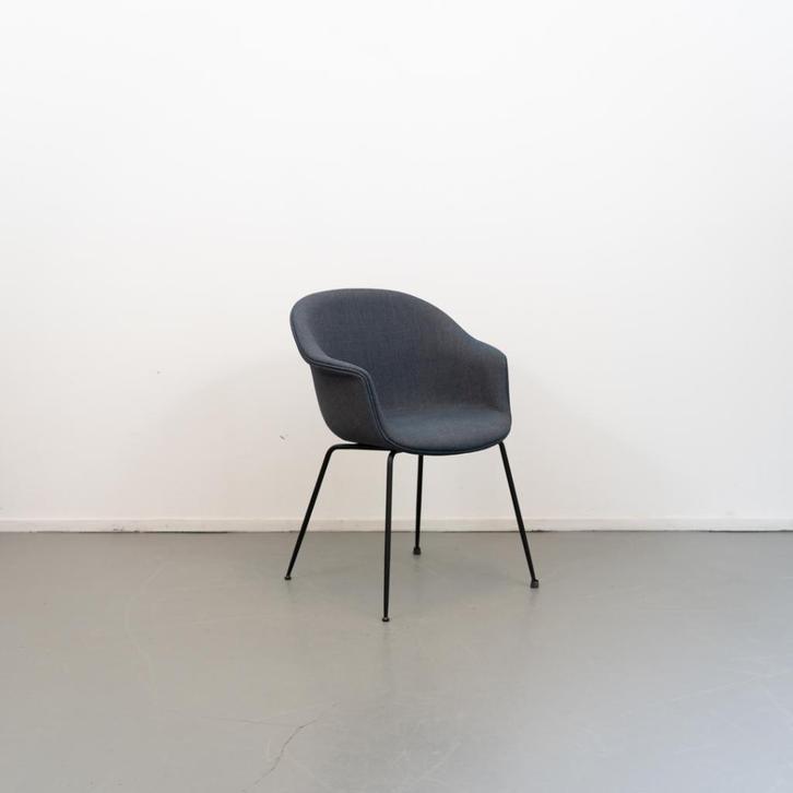 1 Gubi Bat stoel Zwart gestoffeerd Blauw Nieuw, Huis en Inrichting, Stoelen, Nieuw, Kunststof, Stof