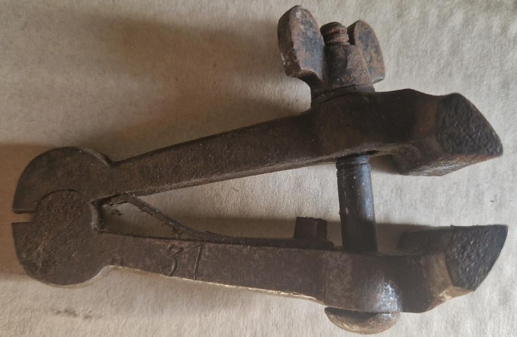 Antiek Handschroefje gemerkt no.31 & 3,5 vleugelmoer, Antiek en Kunst, Ophalen of Verzenden