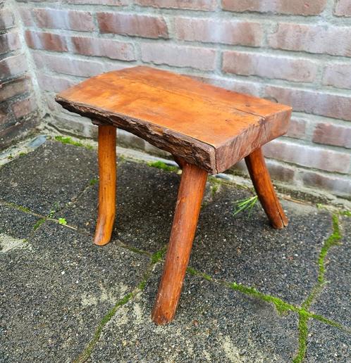 Plantentafel kruk ambachtelijk gemaakt hout gesigneerd uniek, Huis en Inrichting, Krukjes, Gebruikt, Hout, Ophalen