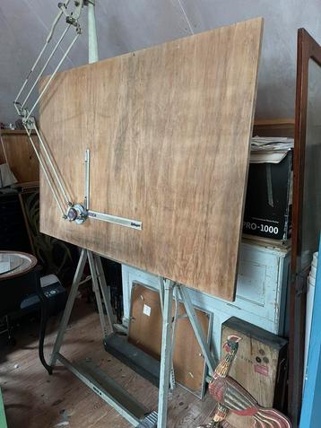 Tekentafel, 60 jaar oud, gratis beschikbaar voor biedingen