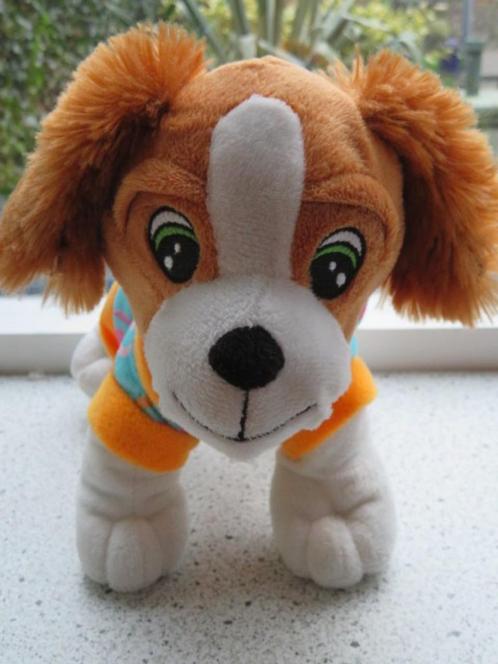 Hond merk Toi Toys van Action met gekleurd jurkje aan, Kinderen en Baby's, Speelgoed | Knuffels en Pluche, Zo goed als nieuw, Hond
