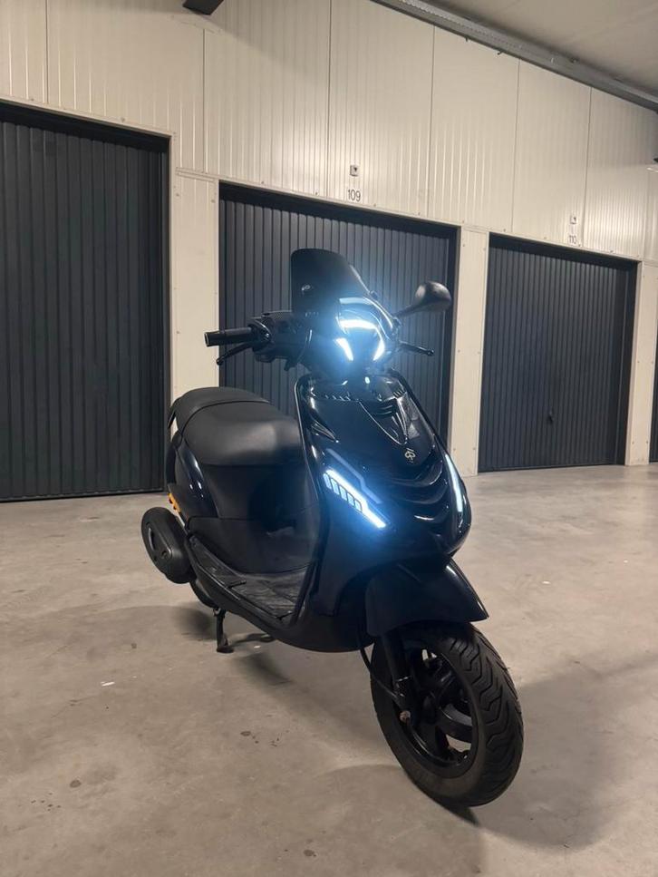 Verkocht !, Fietsen en Brommers, Scooters | Piaggio, Gebruikt, Zip, Maximaal 45 km/u, Benzine, Ophalen of Verzenden